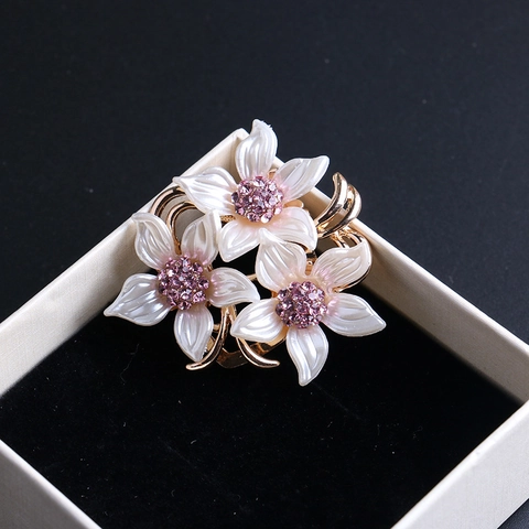 Elegante Broche de Flor de Aleación Dorada Hebilla de Bufanda Con Zirconia Rosa y Pétalos de Resina Blanco Perla Artificial Mujer