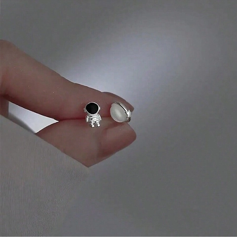 Orecchini Asimmetrici Astronauta E Pianeta Con Perno In Argento Lega Di Zinco Tema Spazio Piccoli Gioielli Da Donna Regalo