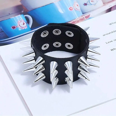 Pulsera De Cuero Ancha Punk Rock Triple Fila De Pinchos Cónicos Goth Biker Brazalete Ajustable Unisex