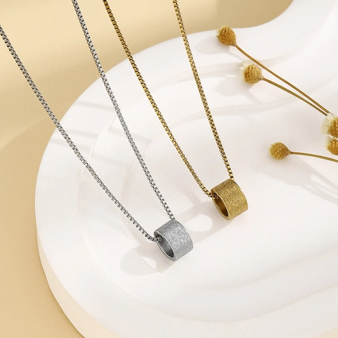 Collier Minimaliste En Acier Inoxydable Avec Pendentif Cylindre Dépoli Plaqué Or 18K Chaîne Vénitienne Bijoux Pour Femmes