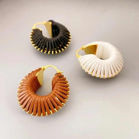 Pendientes de Aro de Latón Chapado en Oro de 18K Retro para Mujer Diseño Tejido de Cuero Forma de C Joyería Bohemia