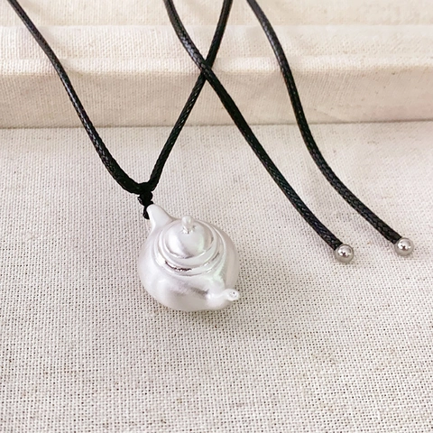 Teekanne Anhänger Halskette Kupfer Gebürstetes Silber Finish Verstellbare Schwarze Kordel Vintage Minimalistischer Schmuck