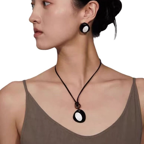 Collier Et Boucles D'oreilles Bijoux Galet Irrégulier Émail Noir Texture Argent Avec Tige En Argent Sterling 925 Femme