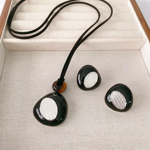 Collier Et Boucles D'oreilles Bijoux Galet Irrégulier Émail Noir Texture Argent Avec Tige En Argent Sterling 925 Femme
