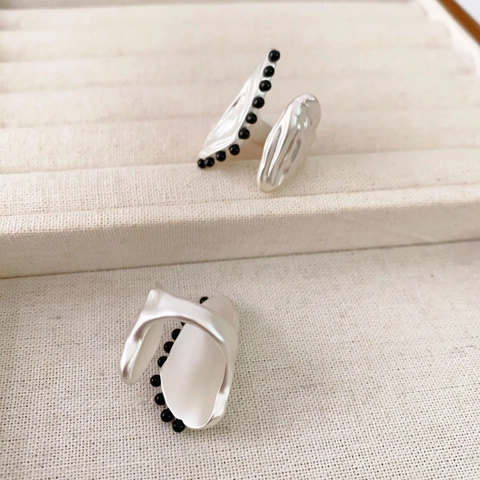 Bague Vintage Incrustée D Onyx Noir En Cuivre Argenté Texture De Lave Ridée Anneau Ouvert Réglable Pour Femme