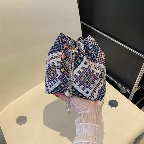 Women Vintage Ethnic Jacquard Bucket Bag Bohemian Geometric Pattern Drawstring Crossbody Bag With Artificial Pearl Decor Metal Chain Strap