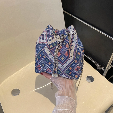 Women Vintage Ethnic Jacquard Bucket Bag Bohemian Geometric Pattern Drawstring Crossbody Bag With Artificial Pearl Decor Metal Chain Strap