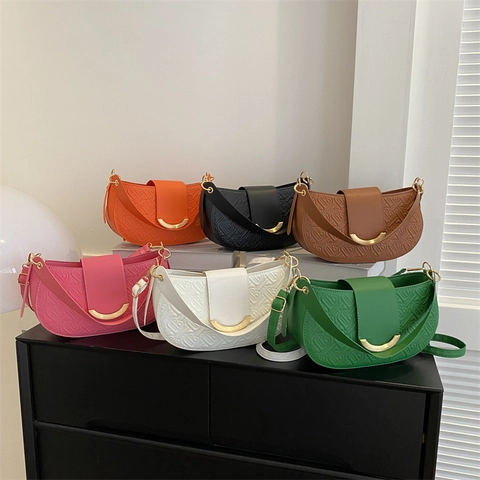 Mode Monogram Reliëf Half-ronde Schoudertas Gouden Metalen Gesp Okseltas Crossbody Tas PU Leer Zadeltas
