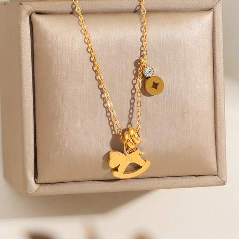 Schaukelpferd Anhänger Halskette Vergoldet Titanstahl Rhinestone Münze Charme Verstellbare Schlüsselbeinkette Damen Schmuck