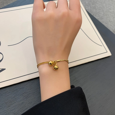 Bracciale A Doppio Strato Con Ciondoli A Campanella Acciaio Al Titanio Placcato Oro 18K Catena A Serpente Per Donna