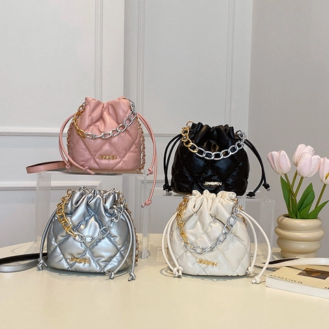 Damen Gesteppte Beuteltasche Rautenmuster PU Leder Kordelzug Umhängetasche Mit Metallketten Griff Lässiger Chic
