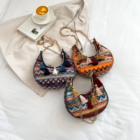 Sac à Épaule Demi-Lune Tissé de Style Ethnique Bohème pour Femme Glands Colorés Chaîne en Métal Doré Motif Géométrique Sac Hobo
