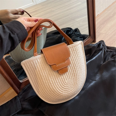 Damen Gewebte Stroh Eimertasche Böhmische Kontrastnaht Lederklappe U-Form Umhängetasche Urlaub Freizeit Retro