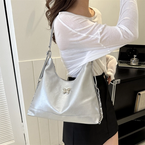 Damen PU Leder Hobo Schultertasche Mit Metall Schmetterling Ornament Und Kettenriemen Y2K Style Schicke Unterachseltasche