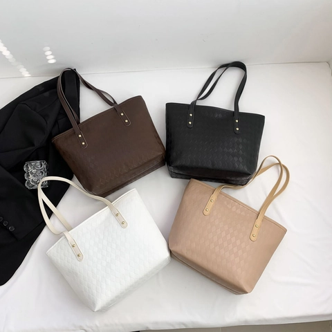 Women Fashion Quilted Tote Bag Large Capacity PU Leather Simple Solid Color Commuter Shoulder Bag With Rivet Decoration
