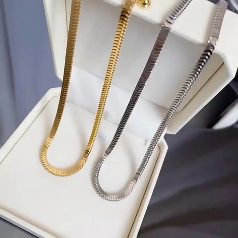 Collar De Acero De Titanio Para Mujer Cadena De Serpiente Plana Escama De Pescado Simple Elegante Color Dorado