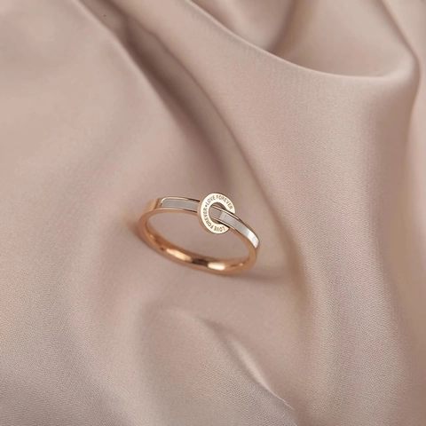 Anillo de Placa Redonda de Concha de Lujo Francés Para Mujer Acero de Titanio Chapado en Oro Rosa 18K Love Forever