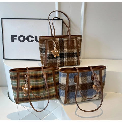 Sac Fourre-tout en Laine à Carreaux Vintage pour Femmes Sac à Épaule Grande Capacité Avec Pendentif en Peluche Automne Hiver