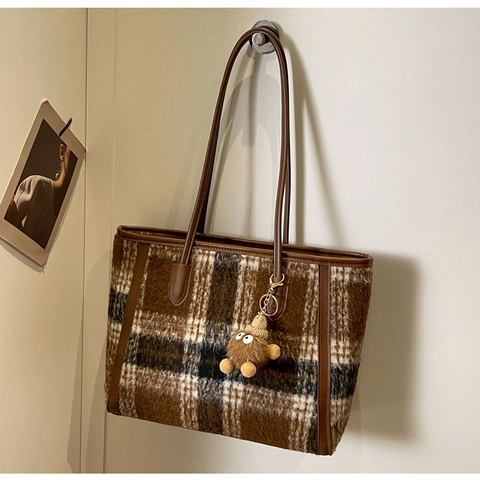 Sac Fourre-tout en Laine à Carreaux Vintage pour Femmes Sac à Épaule Grande Capacité Avec Pendentif en Peluche Automne Hiver