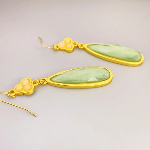 Pendientes De Gota De Lágrima Retro Para Mujer Latón Chapado En Oro De 18K Con Piedra Verde Claro Y Acento De Flor Vintage