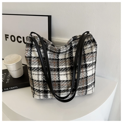 Bolso Tote de Tweed de Gran Capacidad para Mujer Bolso de Hombro Retro a Cuadros de Color Contraste Con Colgante Monstruo Felpa