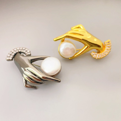 Broche de Perla Artificial de Cultivo en Forma de Mano Barroco Vintage Con Circón Cobre Chapado en Oro de 18K Corsage para Mujer Joyería Elegante