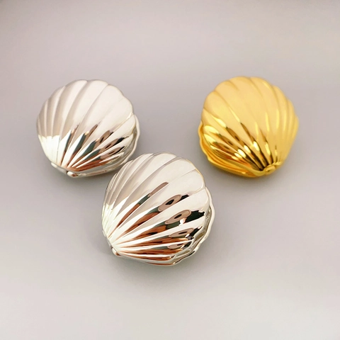 Pendientes de Botón de Latón Estilo Francés Chapado en Oro de 18K Forma de Concha Marina Joyería de Oreja de Diseño de Nicho