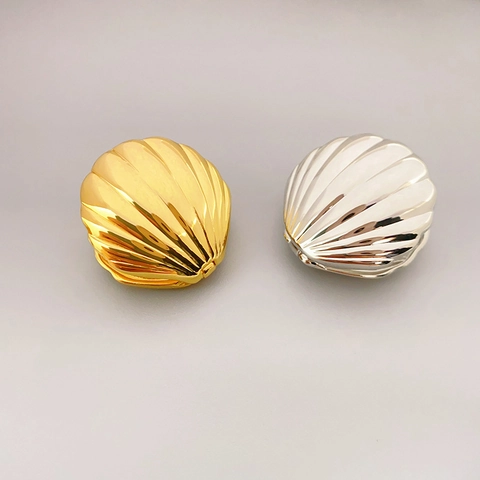 Pendientes de Botón de Latón Estilo Francés Chapado en Oro de 18K Forma de Concha Marina Joyería de Oreja de Diseño de Nicho