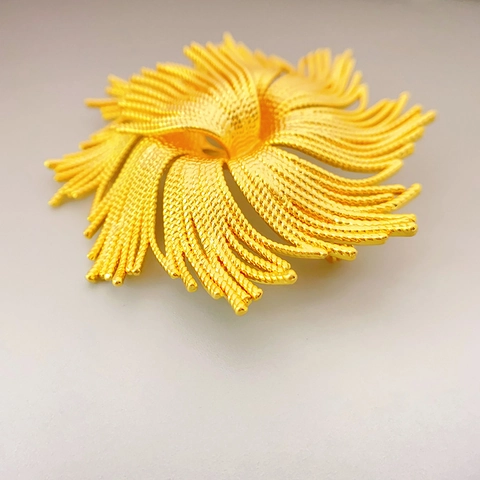 Vintage Fireworks Brooch Copper Gold Plated Windmill Shape Radial Textured Corsage For Women Luxury Retro Style