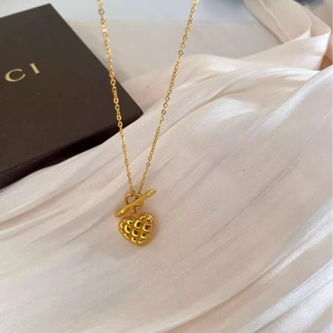 Titanstahl Gesteppte Herz Anhänger Halskette Damen Vintage Vergoldet Pfeil Knebelverschluss Collier Schmuck