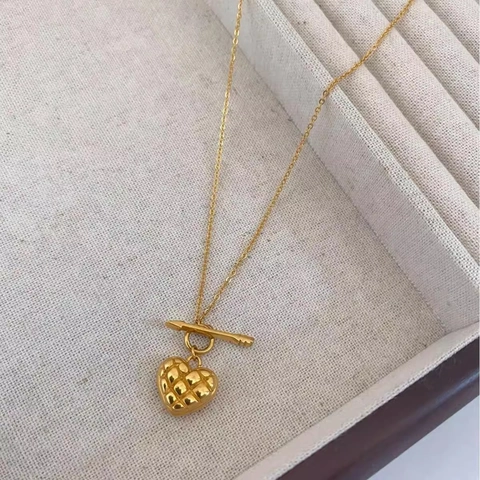 Titanstahl Gesteppte Herz Anhänger Halskette Damen Vintage Vergoldet Pfeil Knebelverschluss Collier Schmuck