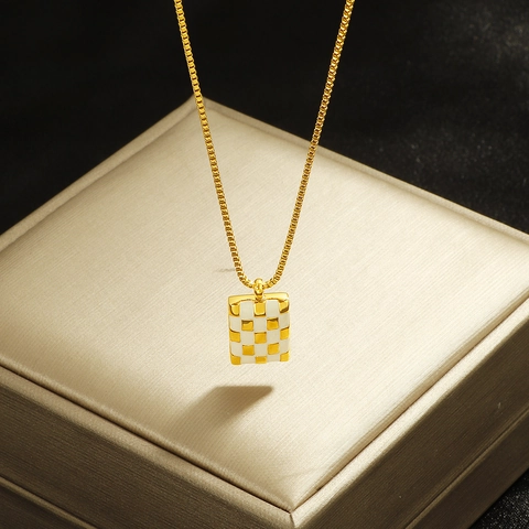 Collana Con Pendente Rettangolare A Scacchi Acciaio Al Titanio Placcato Oro 18K Smalto Catena Veneziana Gioielli Da Donna