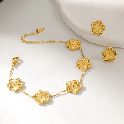 Luxus 18K Vergoldeter Edelstahl Doppelseitige Fünfblättrige Blume Armband Und Ohrstecker Set Elegante Radiale Textur