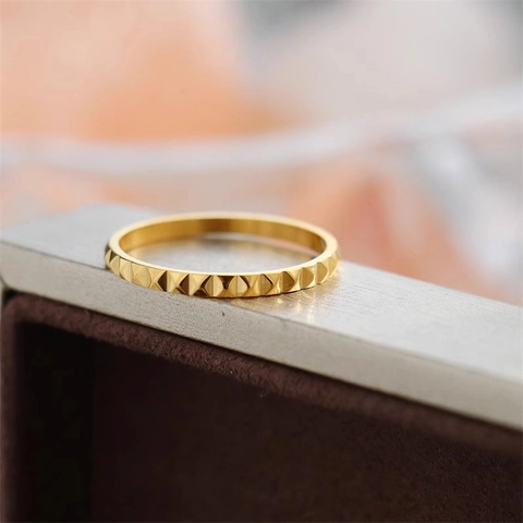 Geometrische Klinknagel Ring Titanium Staal Verguld Piramide Stud Band Niche Ontwerp Minimalistische Sieraden Voor Dames