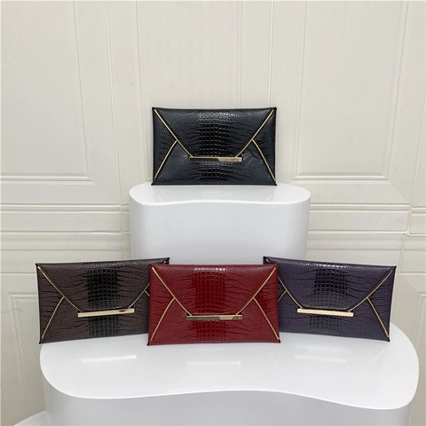 Women Fashion Crocodile Pattern PU Leather Envelope Clutch Bag Gold Metal Decor Elegant Party Evening Shoulder Bag