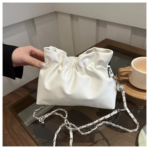 Borsa a Spalla Cloud Plissettata in Pelle PU da Donna Borsa a Secchiello Minimalista con Coulisse e Tracolla a Catena per Feste