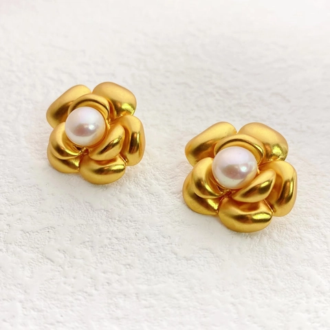 Boucles D'oreilles Élégantes En Forme De Camélia Avec Centre En Künstliche Perle Base En Cuivre Mat Et Tige En Argent 925