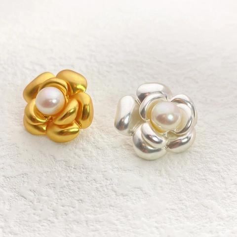 Boucles D'oreilles Élégantes En Forme De Camélia Avec Centre En Künstliche Perle Base En Cuivre Mat Et Tige En Argent 925