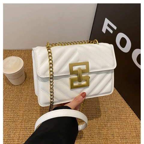 Minimalist PU Leather Quilted Small Square Shoulder Bag For Women Fashion Chain Crossbody Bag With Geometric Metal Buckle
