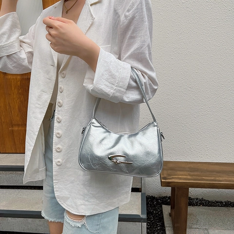 Borsa A Spalla Da Donna In Pelle PU Texture Increspata Borsa Hobo A Mezzaluna Con Ornamento Metallico Borsa Sottobraccio