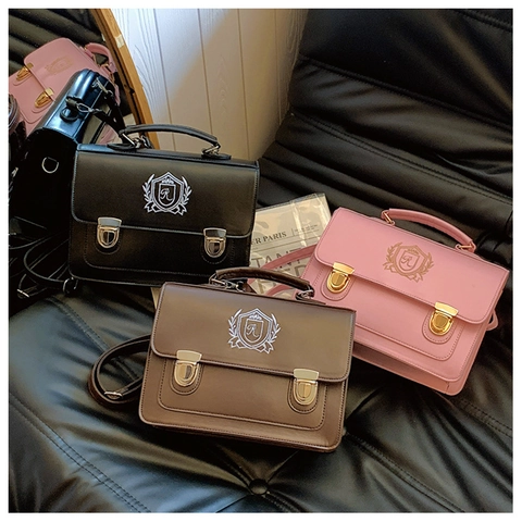 Damen Vintage Cambridge Tasche Britischer Stil Preppy Besticktes Schild PU Leder Kleine Quadratische Schultertasche Rucksack