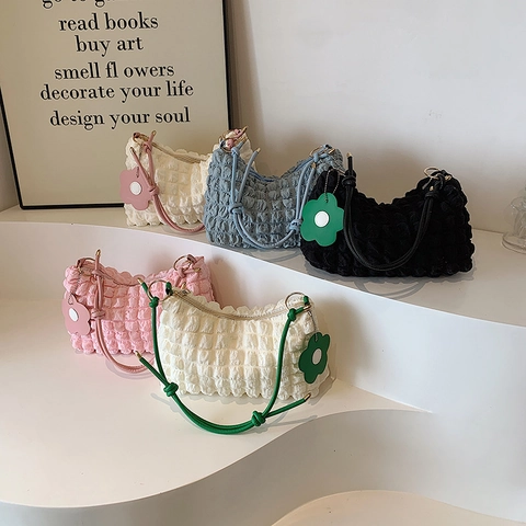 Blasen Textur Kleine Unterarmtasche Für Damen Minimalistisch Nylon Wolken Umhängetasche Mit Blumen Anhänger Knoten Gurt