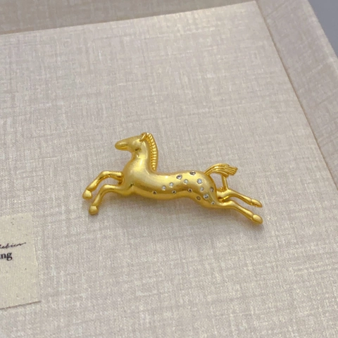 Elegante Galoppierende Pferd Brosche 18K Vergoldetes Messing Mit Funkelndem Zirkon Vintage Stil Tiernadel Für Damen