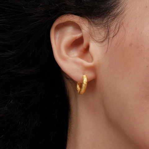 Orecchini A Cerchio Huggie Martellati Rame Placcato Oro Reale Minimalista Strutturato Gioielli Geometrici Donna