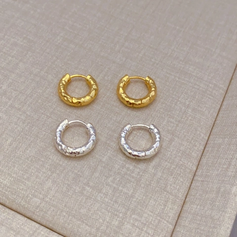 Orecchini A Cerchio Huggie Martellati Rame Placcato Oro Reale Minimalista Strutturato Gioielli Geometrici Donna