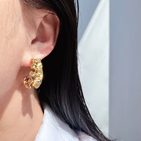 C-Förmige Creolen Messing Vergoldet Unregelmäßige Faltenstruktur Metallischer Lava-Stil Minimalistisch Trendy Für Frauen