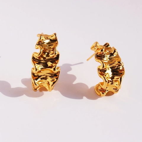 C-Förmige Creolen Messing Vergoldet Unregelmäßige Faltenstruktur Metallischer Lava-Stil Minimalistisch Trendy Für Frauen