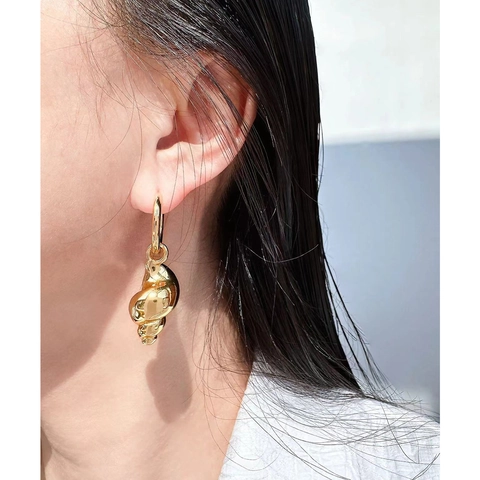 Conch Shell Hoop Ohrringe Messing Vergoldet 3D Meeresschnecke Anhänger Ozean Stil Statement Für Damen Urlaub Nischendesign