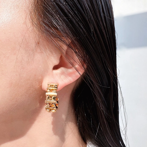 Orecchini A Cerchio C Borchie Geometriche Ottone Placcato Oro Con Perno In Argento 925 Sterling Stile Punk Industriale