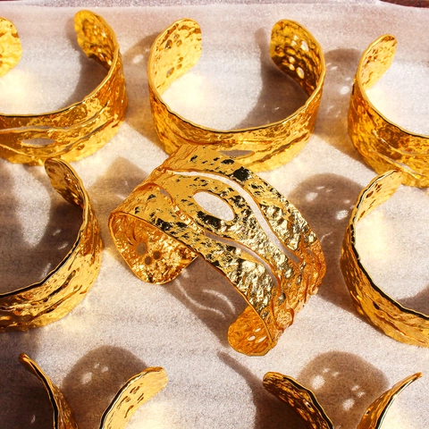 Hammered Textur Manschettenarmreif Messing Vergoldet Breit Offen Armband Retro Unregelmäßig Ausgehöhlt Statement Schmuck Für Damen